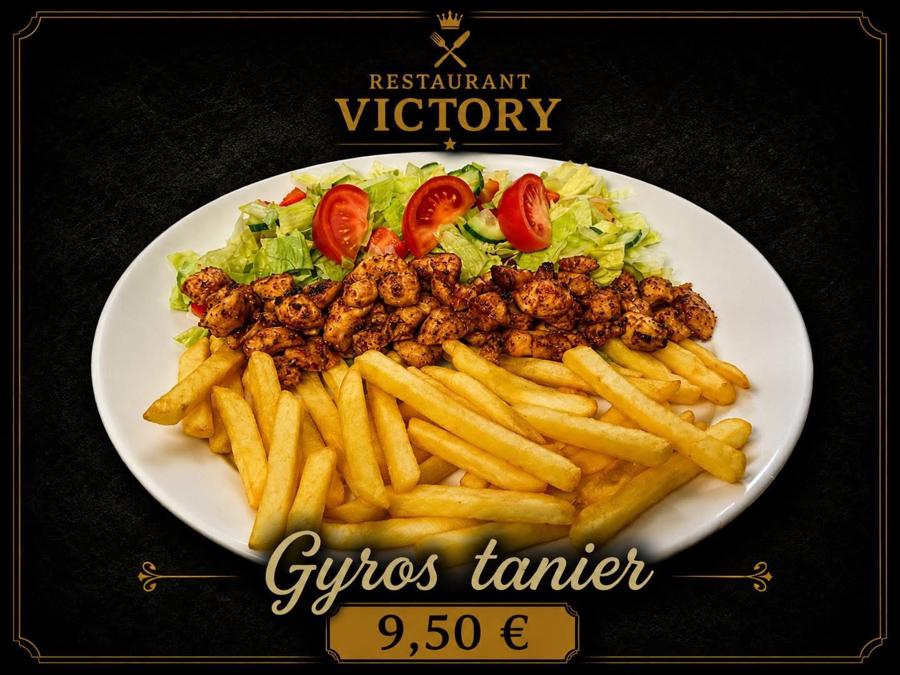 Gyros tanier s hranolkami a šalátom